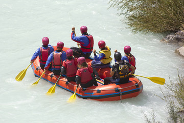 Fototapeta na wymiar Rafting na rzece Soca, Słowenii, Park Narodowy Triglav