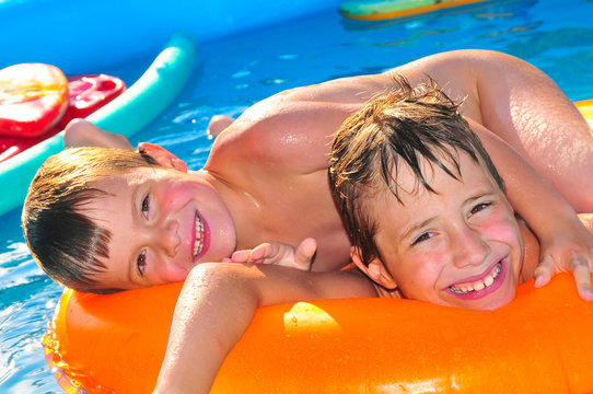 Kinder im Swimmingpool