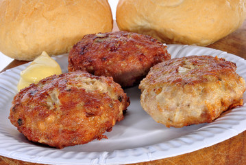 Frikadellen mit Senf auf einem weißen Pappteller