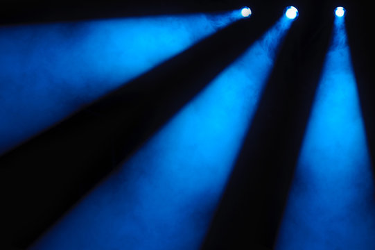 Drei blaue Scheinwerfer