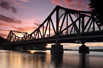 Glienicker Brücke im Sonnenuntergang
