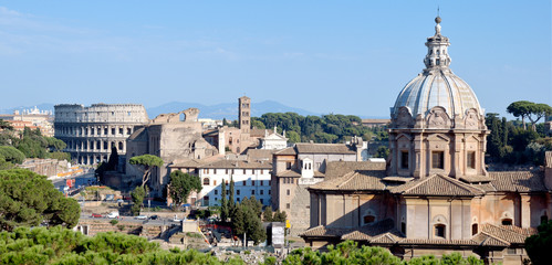 Fototapeta na wymiar Widok z Koloseum i Forum przez Vittoriano, Rzym