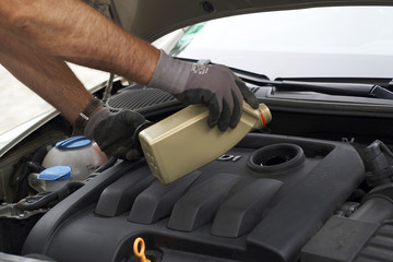 Öl nachgiessen beim Motor in der Werkstatt