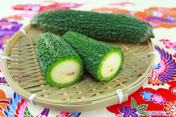 ざるに乗せた苦瓜
