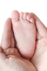 Obraz na płótnie Canvas Leg of baby in mum's hands