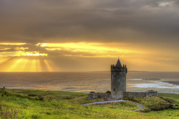 Fototapeta na wymiar Doonagore zamek o zachodzie słońca w Irlandii.