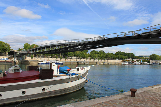 Passerelle De Simone De Beauvoir In Paris