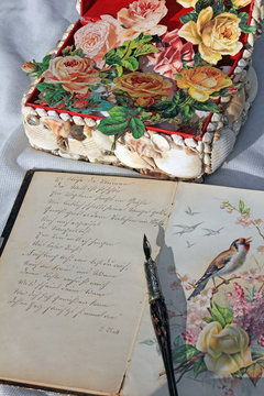 Altes Poesiealbum mit Glanzbildern und Federhalter