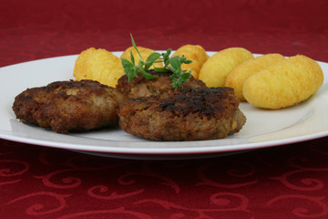 Faschierte Laibchen mit Kroketten
