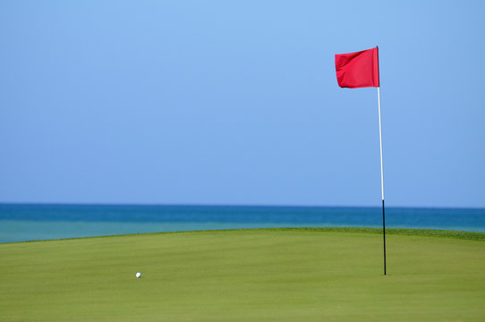 Golffahne auf Gr&uuml;n mit Ball