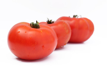 Tomates rojos verdura fresca aislados
