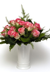 Rot-weisse Rosen in Vase