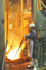 Fototapeta na wymiar pracownik młyna z gorącej stali