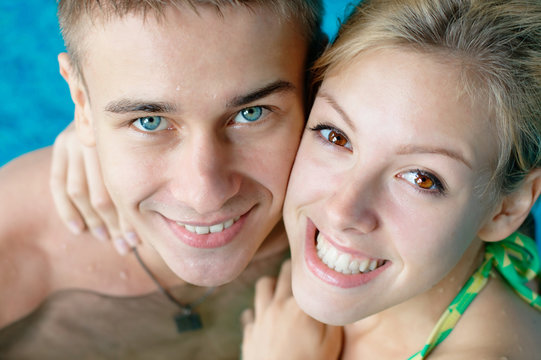 CLose-up portrait of a young couple at the swimming pool