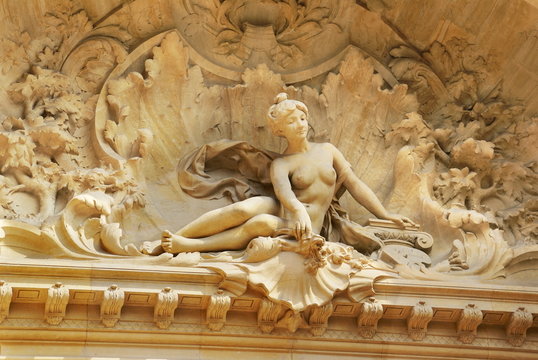 Sculpture en fa&ccedil;ade