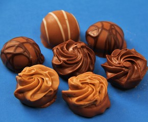 Pralinen auf blau