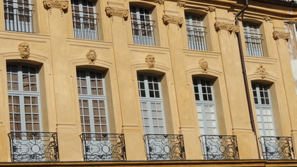 Fototapeta na wymiar Fasada budynku zamiast Albertas - Aix-en-Provence