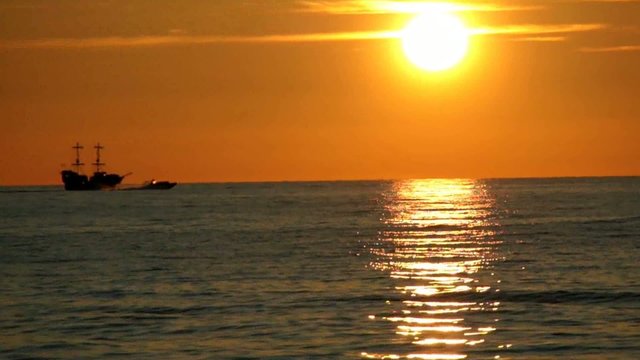 Sonnenuntergang und Schiffe