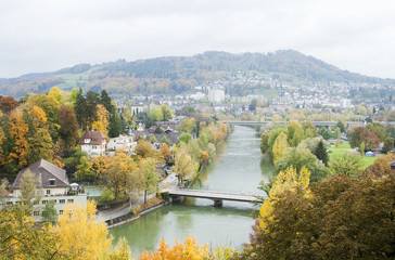 Fototapeta na wymiar Berno; Szwajcaria; Szwajcarska; AAR; Aare; rzeka; wielokolorowe; wody;