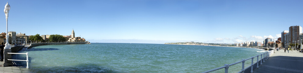 Fototapeta na wymiar panorama nad brzegiem morza w Gijón