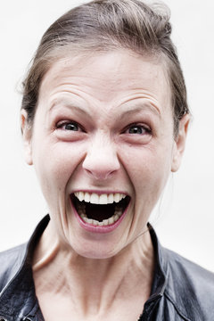 jeune femme crise de rire