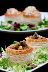 Hojaldre relleno de champiñones y ensalada