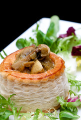 Hojaldre relleno de champiñones y ensalada