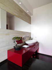 mobile per lavabo rosso in bagno moderno