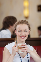 lächelnde frau mit latte macchiato