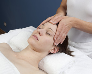 Fototapeta na wymiar massage thérapeutique de la tête
