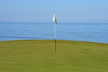 Grün mit Fahne am Meer