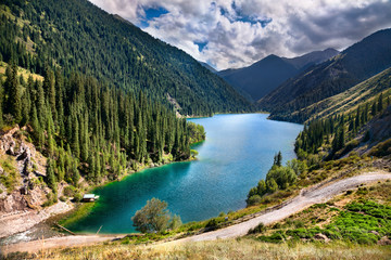 Fototapeta na wymiar Kolsai górskie jezioro w Kazachstanie