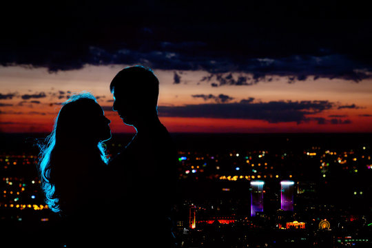 couple silhouette at night city