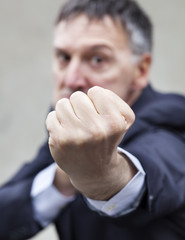 homme d'affaires poing levé agressif