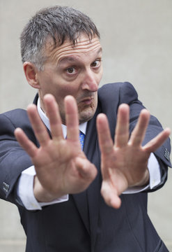 businessman sur la d&eacute;fensive