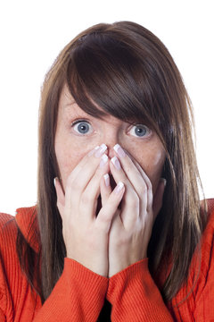 visage de jeune femme effray&eacute;e