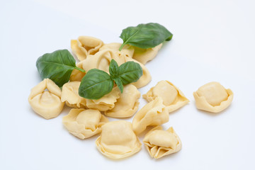 Tortellini, pasta italiana, sobre un fondo blanco
