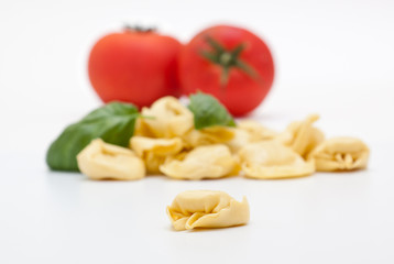 Tortellini, pasta italiana, sobre un fondo blanco