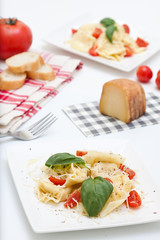 Tortellini, pasta italiana, sobre un fondo blanco