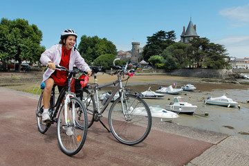Enfant fait du vélo