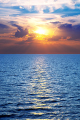 Mer, océan au coucher du soleil coloré