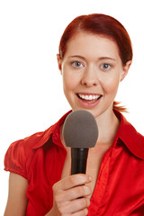 Junge Frau mit Mikrofon