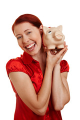 Frau lacht mit Sparschwein