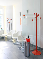 Wartezimmer Arztpraxis mit Gardrobe