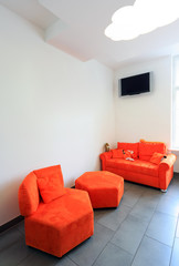 Orange Sitzecke mit Flatscreen TV Wartezimmer