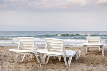 Fototapeta na wymiar Tumbonas en una playa de Alicante, España