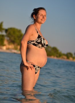 femme enceinte a plage