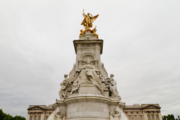 Fototapeta na wymiar Empress Victoria Monument London Front View