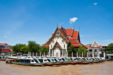Obraz premium Thai temple and boat at riverside