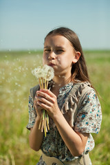 Fototapeta premium girl blowing dandelion